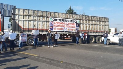 El bloqueo es para que las autoridades busquen a sus familiares desaparecidos