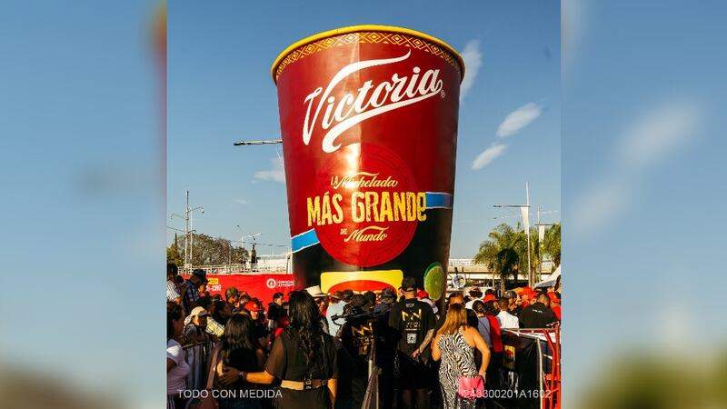 Rompen el récord de la ‘michelada’ más grande del mundo en la Feria Nacional de San Marcos