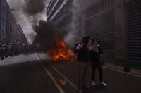 Presuntos miembros de la CNTE y del CETEG queman objetos e irrumpen edificio del SNTE en la CDMX