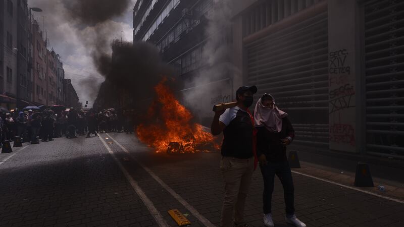 Presuntos miembros de la CNTE y del CETEG queman objetos e irrumpen edificio del SNTE en la CDMX