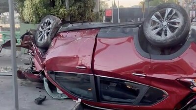 El conductor habría perdido el control, derribando las vallas de seguridad para luego volcar.