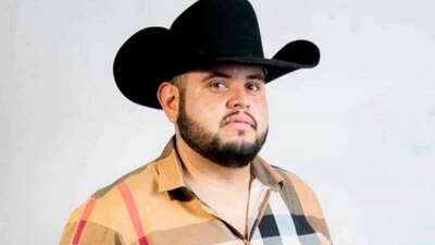 Tiene 24 años de edad y es cantante de la agrupación Edición 210