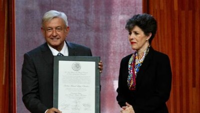 La magistrada entregó a AMLO la constancia de mayoría en 2018