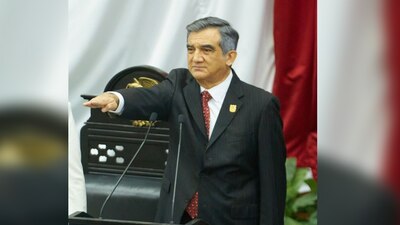 Américo Villarreal arribó al Congreso a las 9:20 de la mañana, acompañado de su esposa