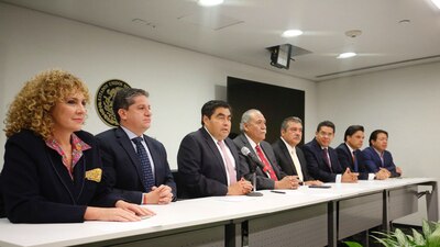 Algunos de los senadores perredistas que nombraron a Raúl Morón (cuarto, de izquierda a derecha) como su coordinador