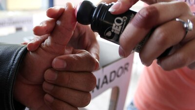 La única condición para disfrutar de los beneficios es mostrar el dedo marcado con la tinta indeleble