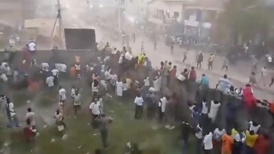 En videos que se han difundido en redes se observan escenas de golpes y gran confusión