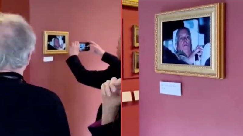 ¿Del caso Epstein al Museo del Louvre? Activistas exhiben polémica foto del expríncipe Andrés