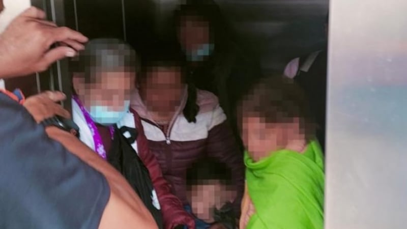 ¡Atrapadas! Quedan atascadas en elevador del Metro 5 personas adultas y un menor