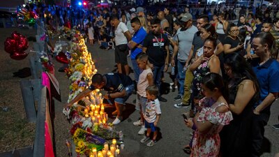 Cientos de personas encienden veladoras por los muertos en un centro comercial de El Paso, Texas