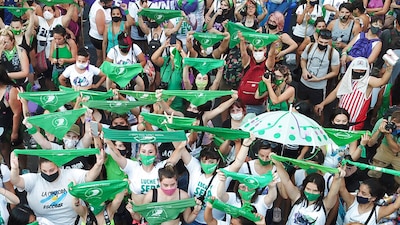 Mujeres en pie de lucha por la legalización del aborto