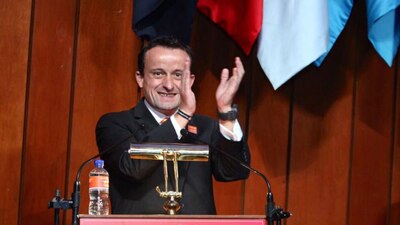 Mikel Arriola no es tan serio como aparenta y aquí te dejamos las pruebas