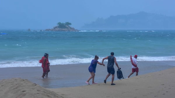 La tormenta 'Dalia' se acerca a las costas Acapulco, lo que ha provocado diversas afectaciones como alto oleaje, fuertes ráfagas de viento y lluvias en el puerto. Ante este panorama, la Policía de Guerrero recorre las calles con perifoneo para alertar a la población sobre el fin de semana lluvioso que se avecina Foto: Cuartoscuro
