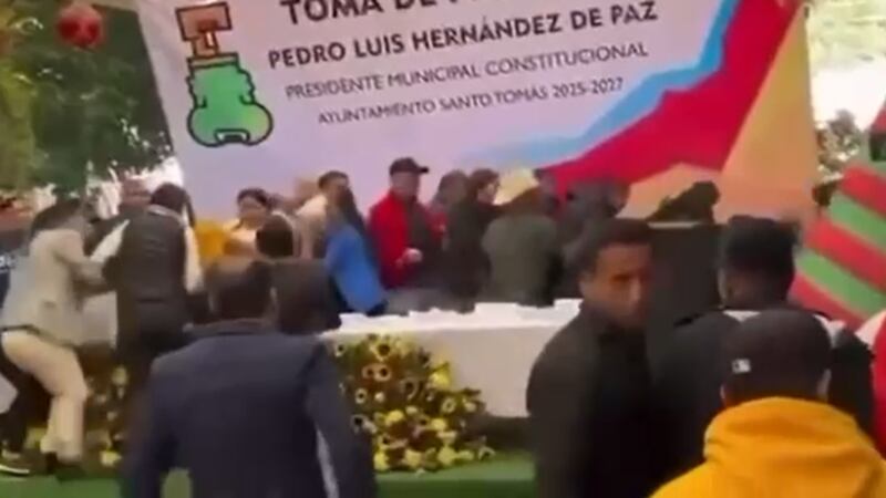 VIDEO: Alcalde huye de arresto en plena toma de protesta en Edomex
