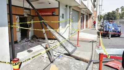 Un cajero automático que fue dañado por un grupo de delincuentes en Ecatepec, Estado de México