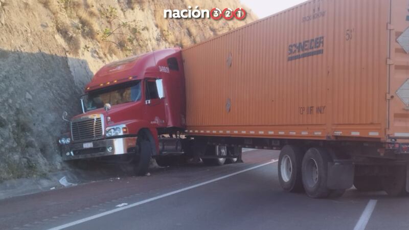 Intento de asalto a trailero termina con accidente en la autopista Chamapa-Lechería