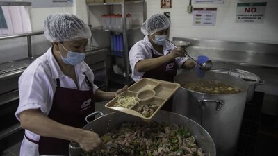 Para la cena de fin de año, el menú consistirá en arroz y pozole de cerdo