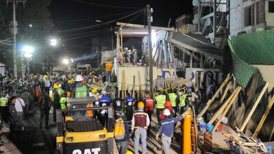 Cientos de rescatistas apoyan en los trabajos de rescate de menores en el colegio Enrique Rébsamen