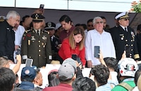 Alumnos de la UAEM irrumpen en desfile y encaran a la gobernadora para exigir seguridad