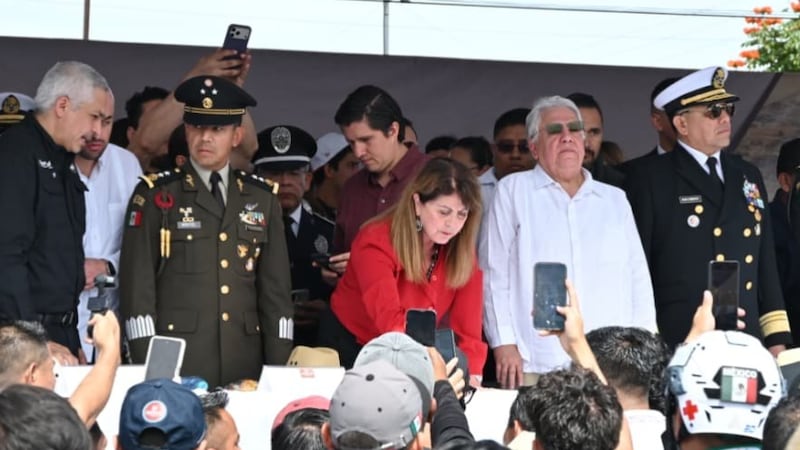 Alumnos de la UAEM irrumpen en desfile y encaran a la gobernadora para exigir seguridad