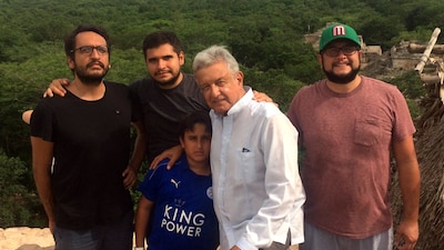 AMLO con sus hijos visitando una zona arqueológica maya