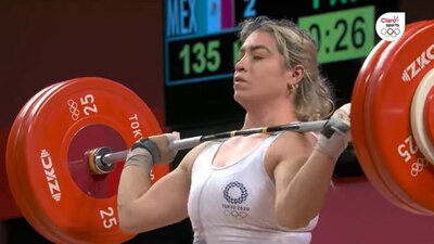 Aremi Fuentes entrega la tercera medalla para México