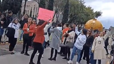 Empleados se expresan a las afueras de la Cámara de Diputados