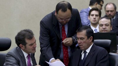 El aumento no aplicará para los consejeros, pero sí para el secretario Ejecutivo Edmundo Jacobo Molina (Derecha)