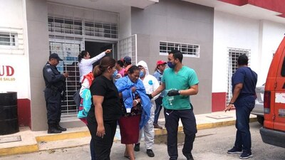 Personas salieron de la escuela con cobijas para protegerse del ataque