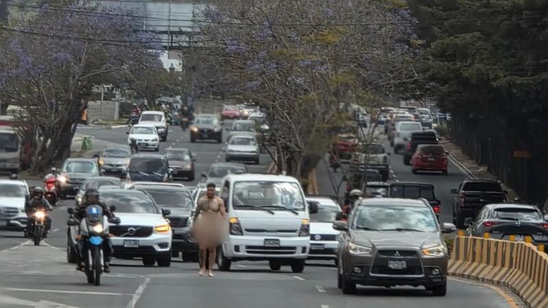 Captan a hombre caminando desnudo por la calle tras ser descubierto con una mujer casada