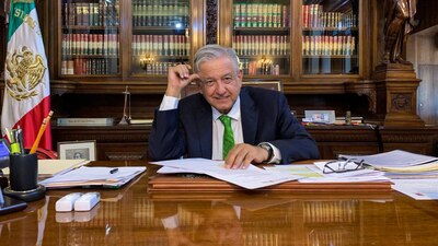 El presidente firmó un memorándum para dejar sin efectos la reforma educativa del expresidente Enrique Peña