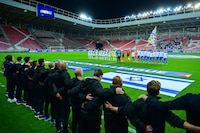 Futbolistas de Irlanda se niegan a darle la mano a israelíes y usan brazaletes negros en el juego