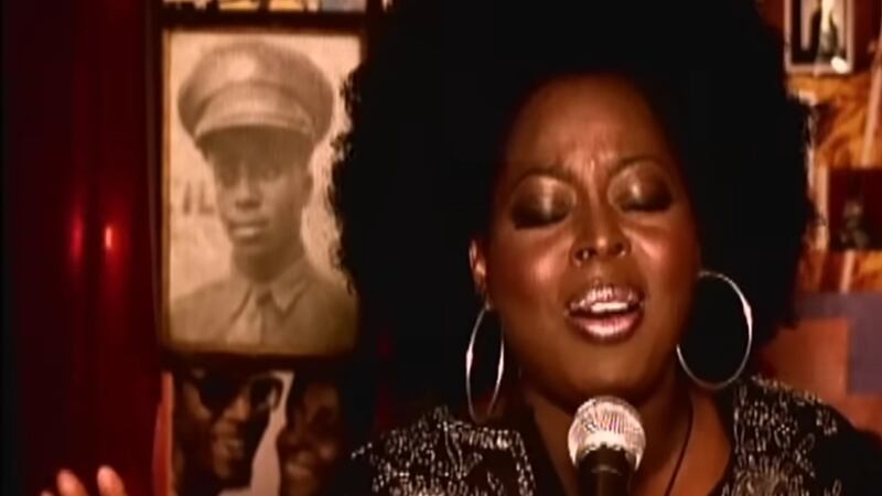 Muere Angie Stone, emblemática cantante del soul, en un accidente automovilístico