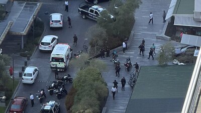 Policías y ambulancias acudieron a la zona comercial para atender la emergencia