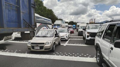 El bloqueo ha generado una fila kilométrica de autos en la vialidad