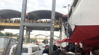 En la Línea A la fila para ingresar a los andenes llega hasta el paradero