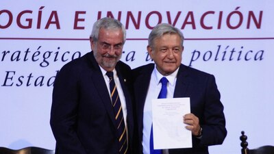 AMLO recibió un documento por parte del rector de la UNAM