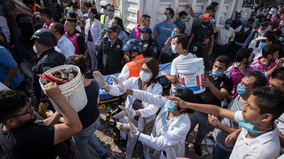 Cientos de personas acudieron para apoyar en las labores de rescate