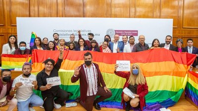 Representantes de colectivos de la comunidad LGBTTTQ+ celebraron la aprobación
