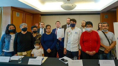 Familiares de las víctimas de la Línea 12 con los abogados que los representarán