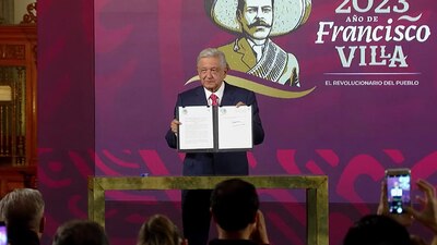 El mandatario firmó el documento en la conferencia de prensa
