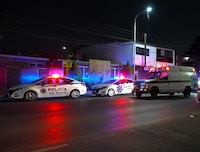 Vuelca camión de carga y aplasta carroza fúnebre en Nuevo León; hay 3 lesionados