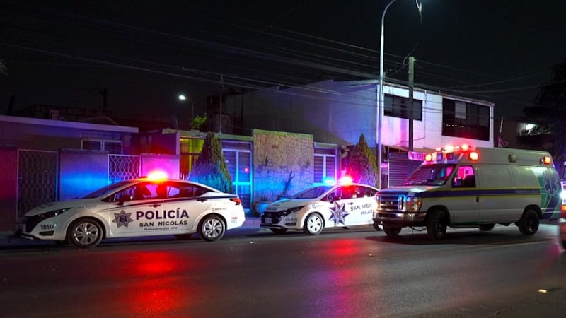 Vuelca camión de carga y aplasta carroza fúnebre en Nuevo León; hay 3 lesionados