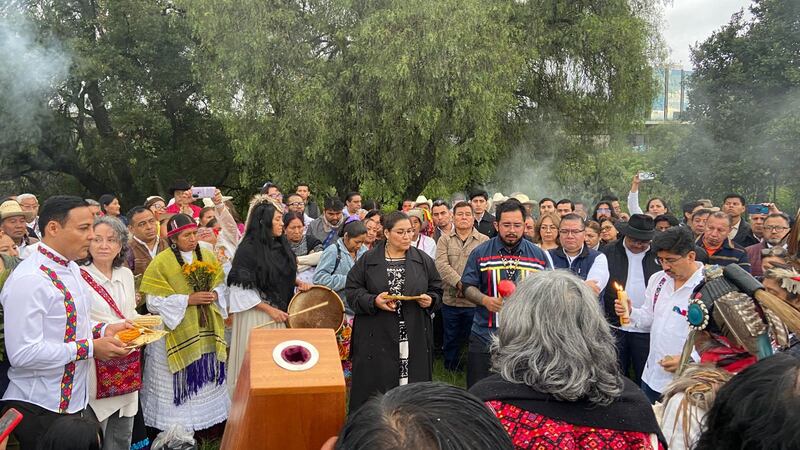 Hugo Aguilar encabeza ceremonia prehispánica de la consagración de bastón de mando