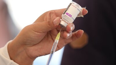 Actualmente los mayores de 60 años, personal médico y educativo están recibiendo el refuerzo