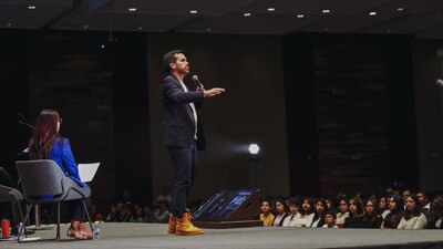 Este jueves el candidato estuvo en la Universidad Popular Autónoma del Estado de Puebla