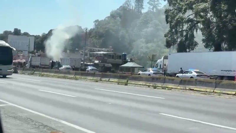 Sindicatos se enfrentan a balazos y queman 2 camiones en la México-Puebla