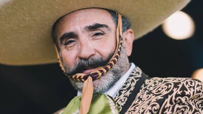 Como su padre y su hermano Alejandro, Vicente Fernández Jr. es cantante de mariachi