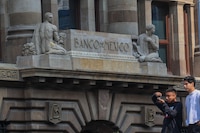 El peso gana terreno y cierra la semana con ganancias acumuladas ante el dólar