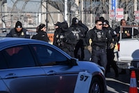 Acusan a agentes migratorios de aceptar sobornos para permitir la entrada ilegal de personas